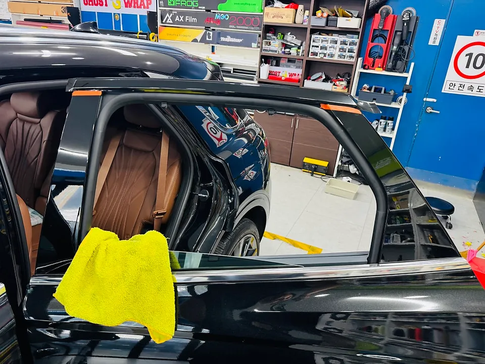 Genesis GV70のカーラッピング事例:オールブラックで雰囲気を一新 施工写真 3-2