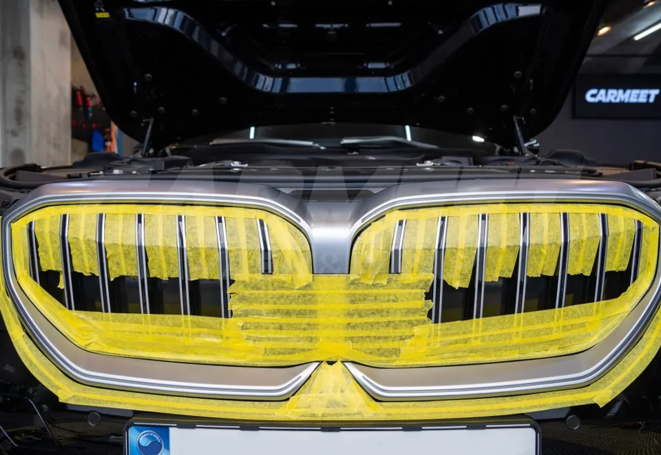 BMW G60 カーラッピング事例|キドニーグリルをブラックアウト 施工写真 2-2