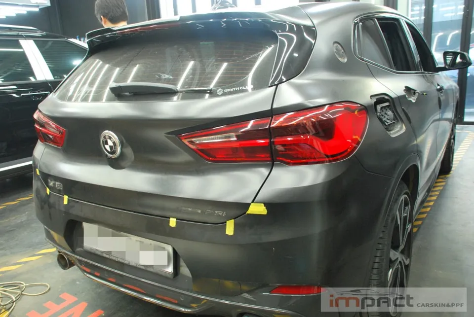 BMW X2のカーラッピング事例|サテンブラックからホワイトへ 施工写真 2-1