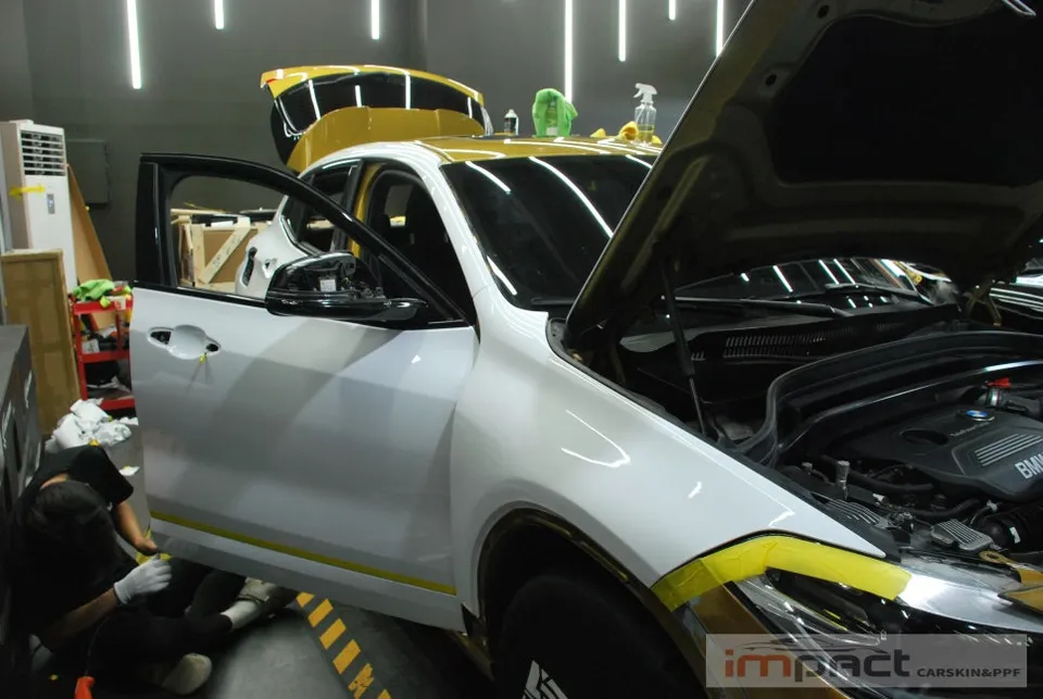 BMW X2のカーラッピング事例|サテンブラックからホワイトへ 施工写真 2-2