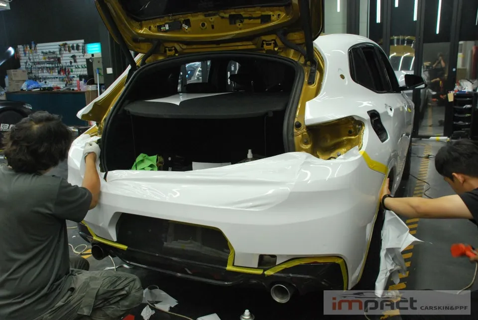 BMW X2のカーラッピング事例|サテンブラックからホワイトへ 施工写真 1-3