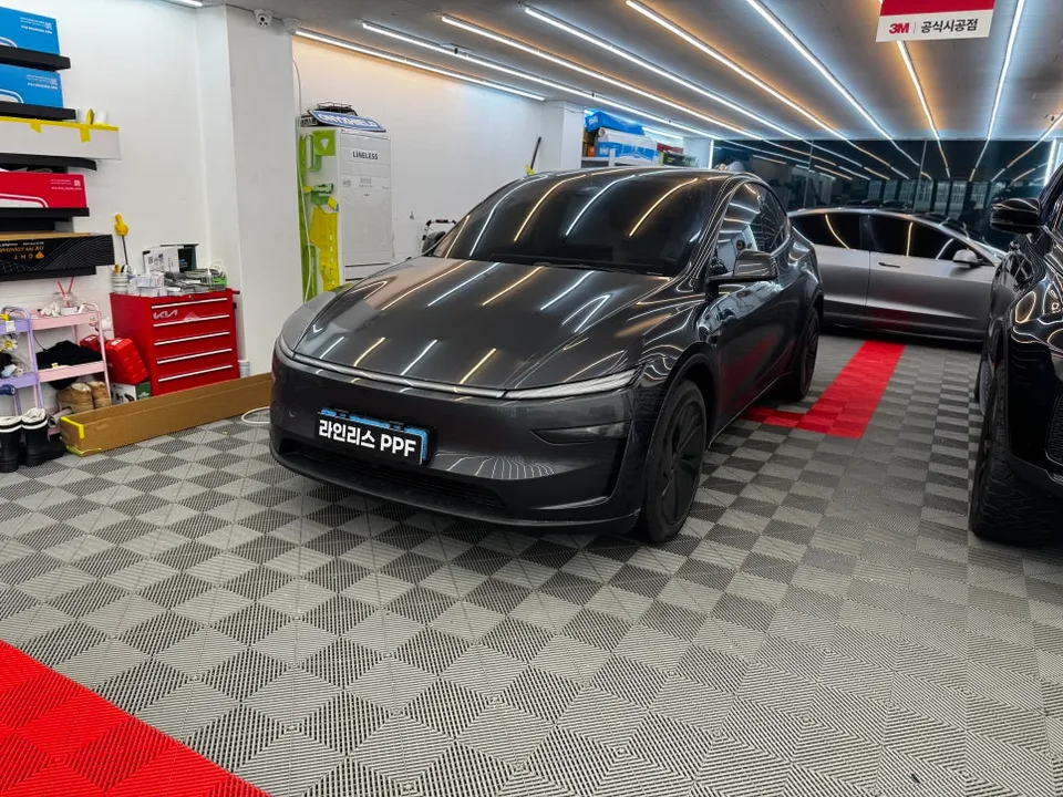 Tesla Juniperのカーラッピング事例｜GTシルバーへの変化 写真