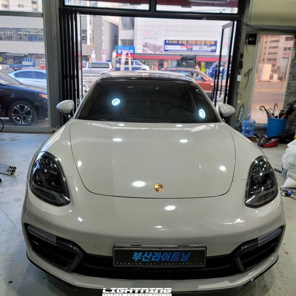 Porsche Panameraのカーラッピング事例 施工写真 2