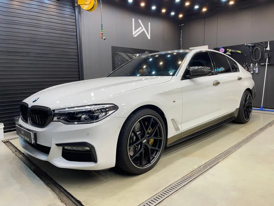 BMW 5 Series G30 カーラッピング事例|費用目安・仕上がり 施工写真 3-1