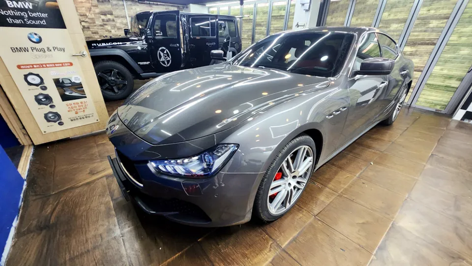 Maserati Ghibli ambient lighting installation result
