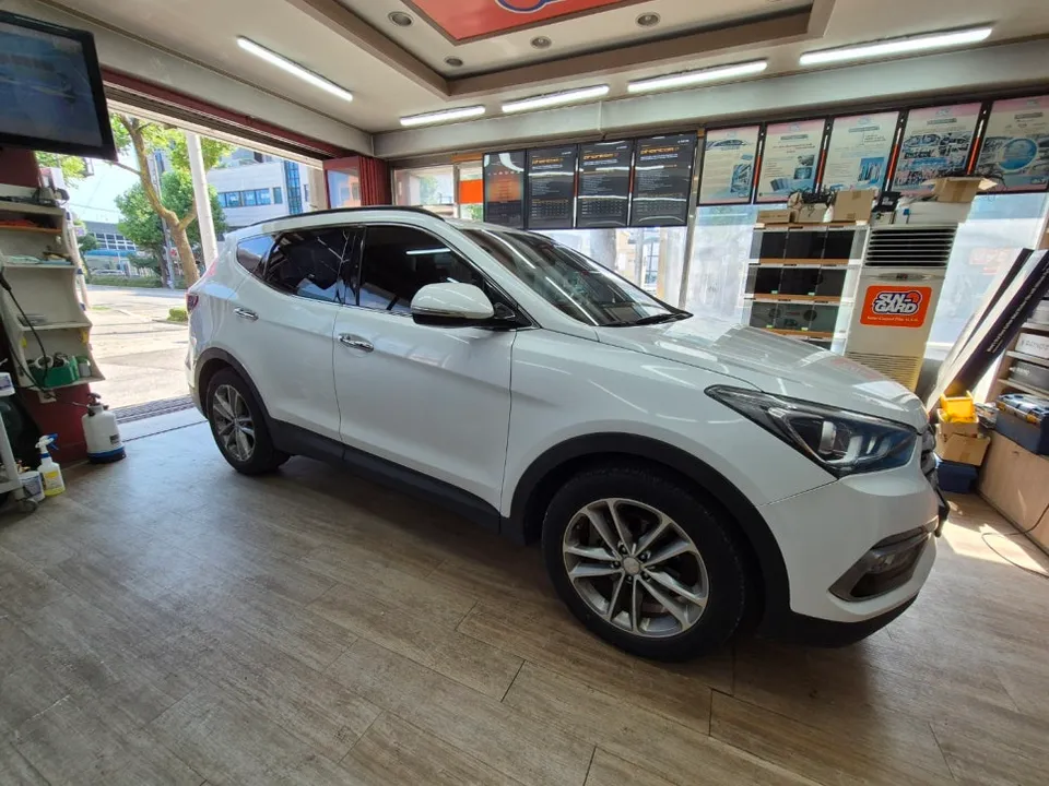 Hyundai Santa Feのカーフィルム施工事例|費用目安・仕上がり 施工写真 2-1