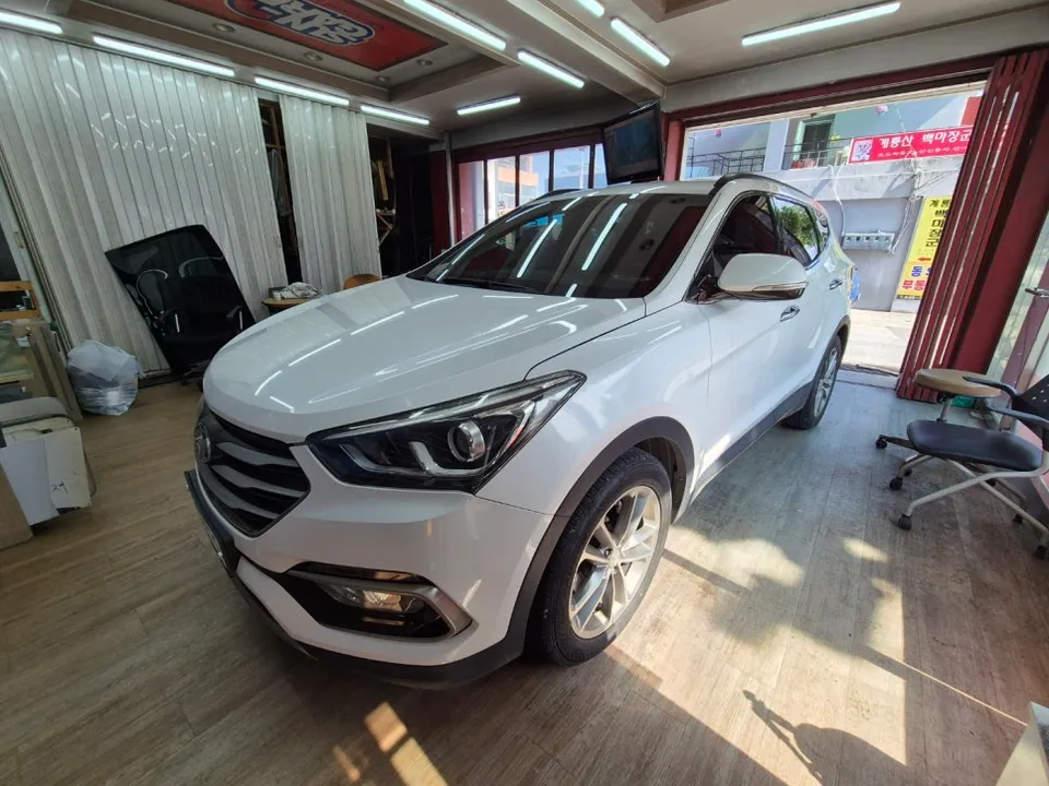 Hyundai Santa Feのカーフィルム施工事例|費用目安・仕上がり 施工写真 3-1
