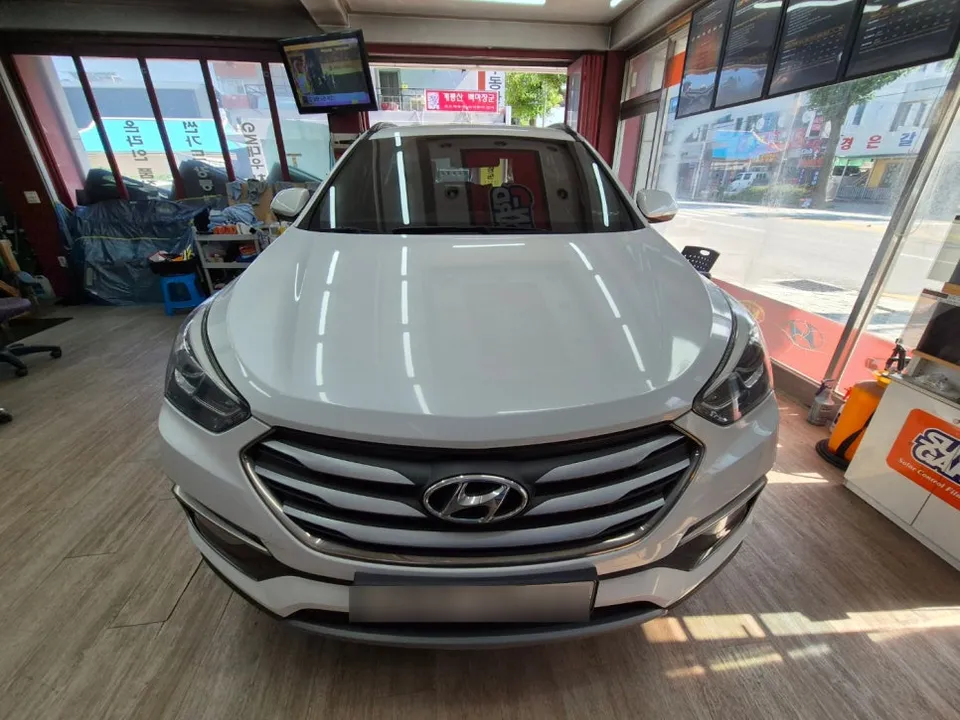 Hyundai Santa Feのカーフィルム施工事例|費用目安・仕上がり 施工写真 1-2