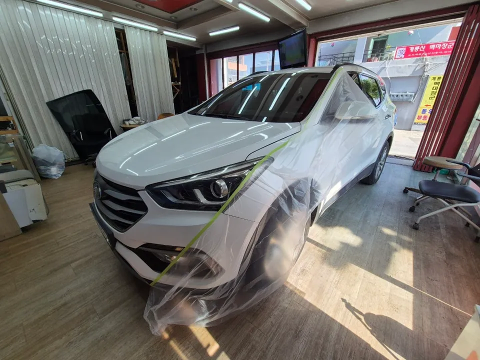 Hyundai Santa Feのカーフィルム施工事例|費用目安・仕上がり 施工写真 1-3