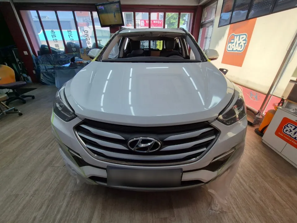 Hyundai Santa Feのカーフィルム施工事例|費用目安・仕上がり 施工写真 2-3