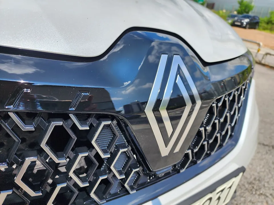 Renault XM3 Body Kit Installation Review & Cost photo 2