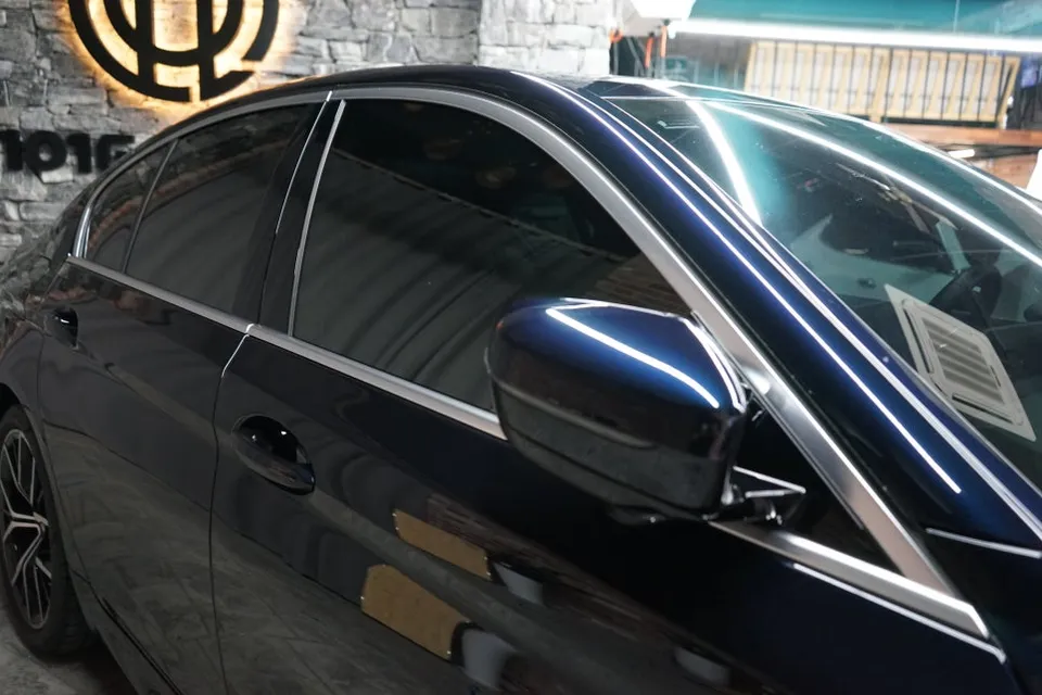 BMW 5 Series G30 vinyl wrap - BMW 5 Series Vinyl Wrap Review: Chrome Delete Transformation photo 4