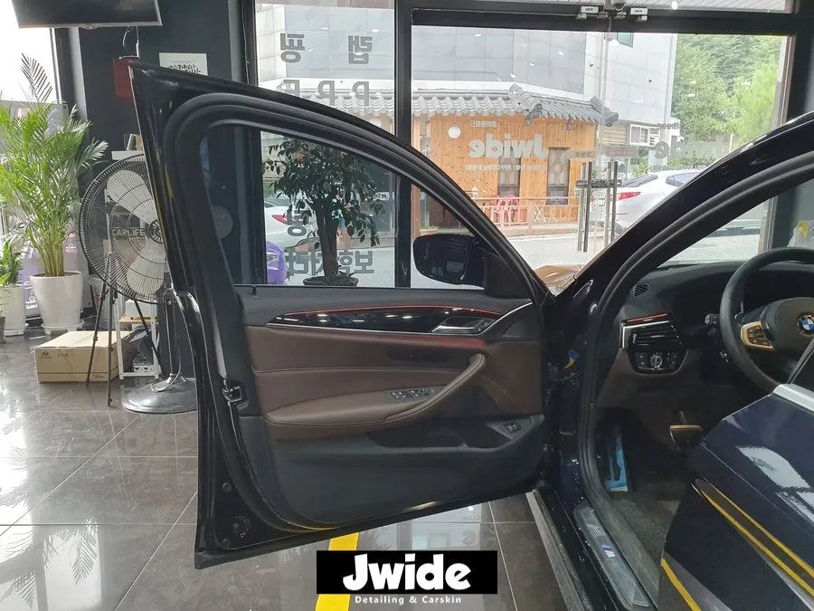 BMW 5 Series G30のカーラッピング事例 施工写真 3