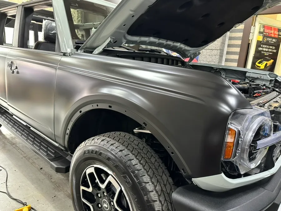 Ford Broncoのカーラッピング事例｜サテンブラックで存在感アップ 施工写真 2-3