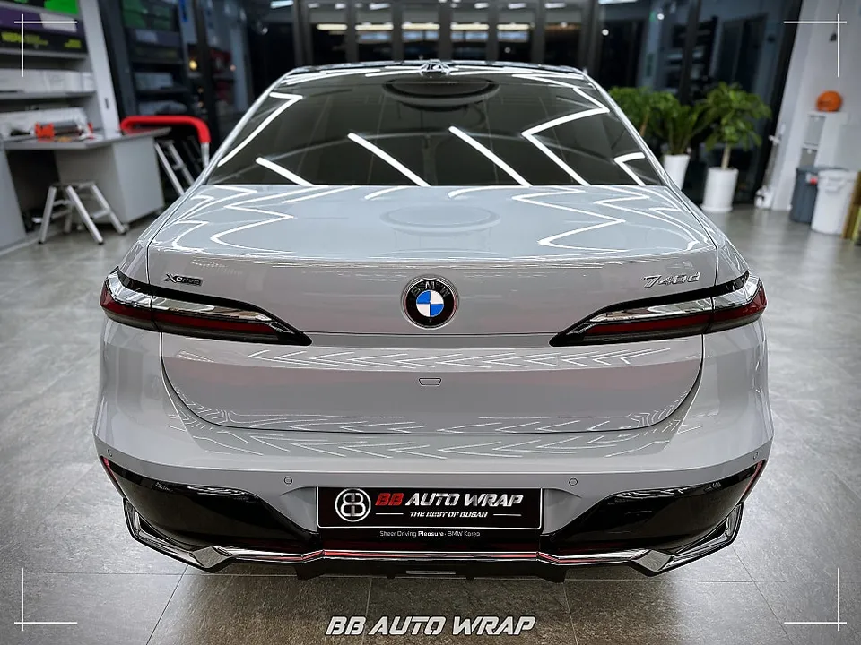 BMW 7 Seriesのガラスコーティング事例|費用目安・仕上がり 施工写真 1-2