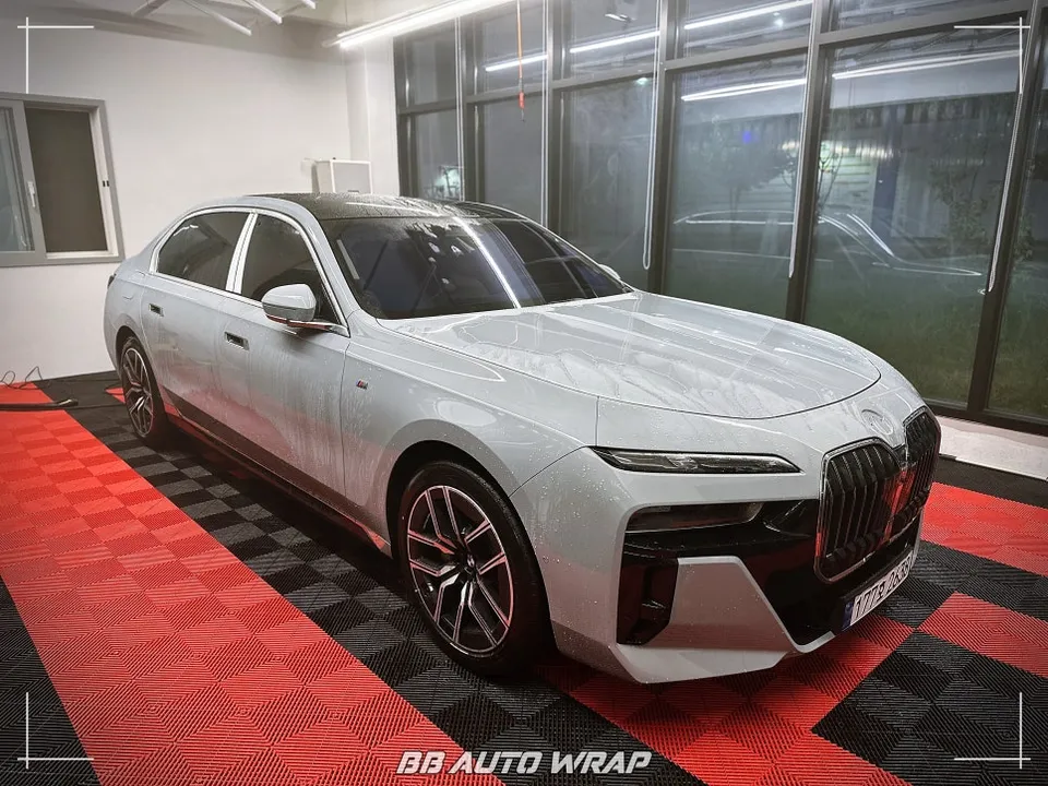 BMW 7 Seriesのガラスコーティング事例|費用目安・仕上がり 施工写真 1-3