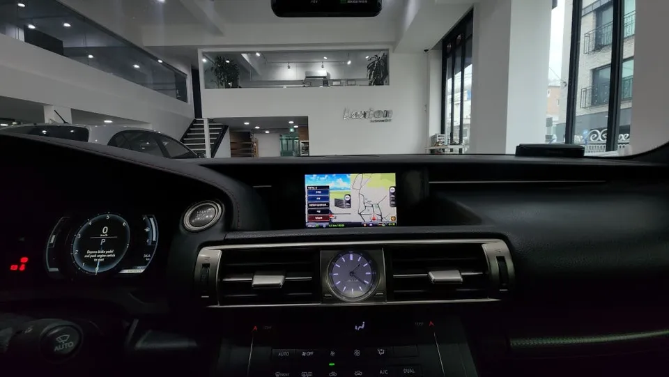 Lexus ISのAndroid Auto・CarPlay取付事例 施工写真 2-1