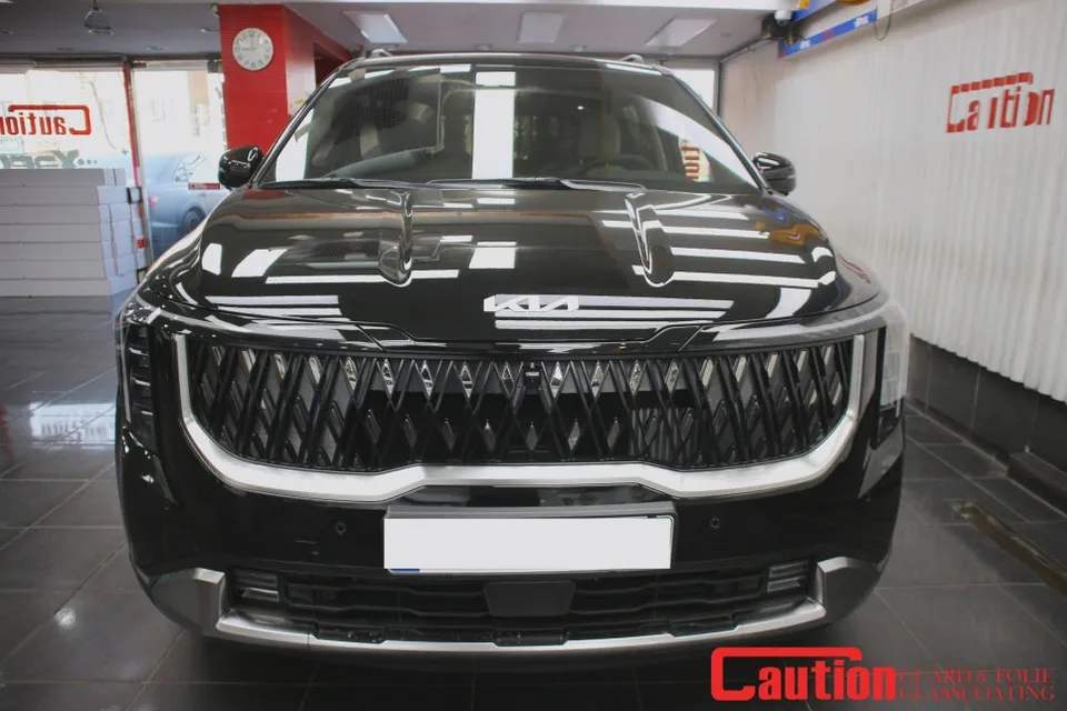Kia Carnivalのカーラッピング事例：クロームパーツのブラックアウト 写真
