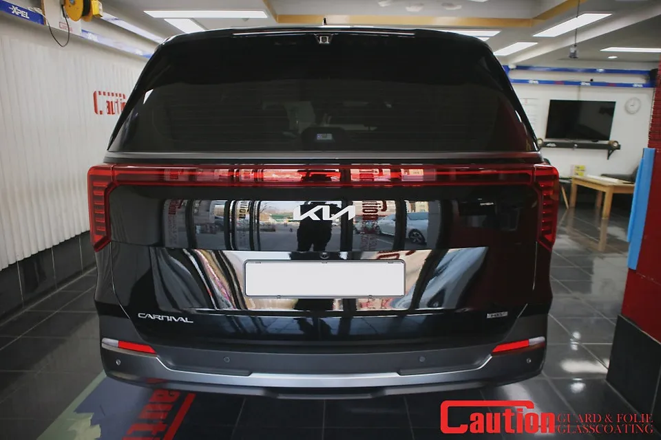 Kia Carnivalのカーラッピング事例:クロームパーツのブラックアウト 施工写真 3-1