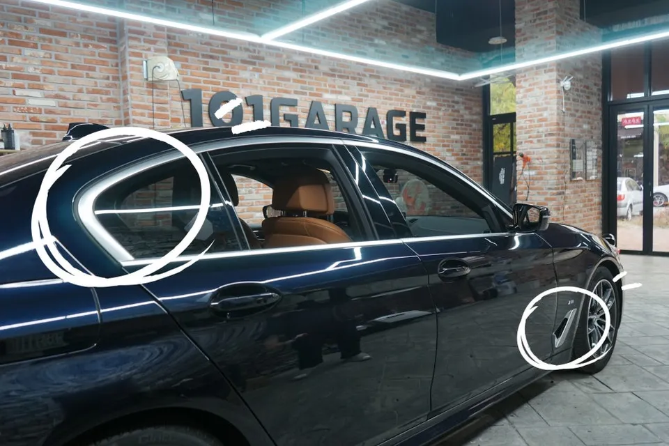 BMW 5 Series G30のカーラッピング事例:クロームパーツの統一感 施工写真 2-1