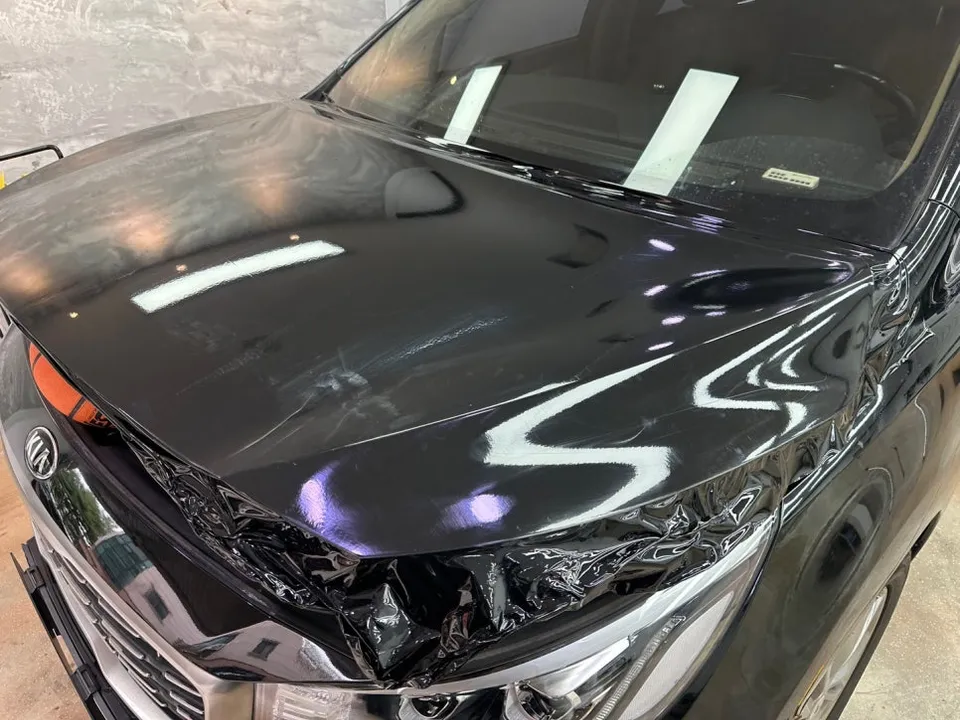 Kia Carnival Hi-Limousineのボンネットラッピング事例 施工写真 2-2