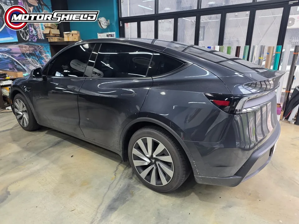 Tesla Model Yのカーラッピング事例|費用目安・仕上がり 施工写真 2-1