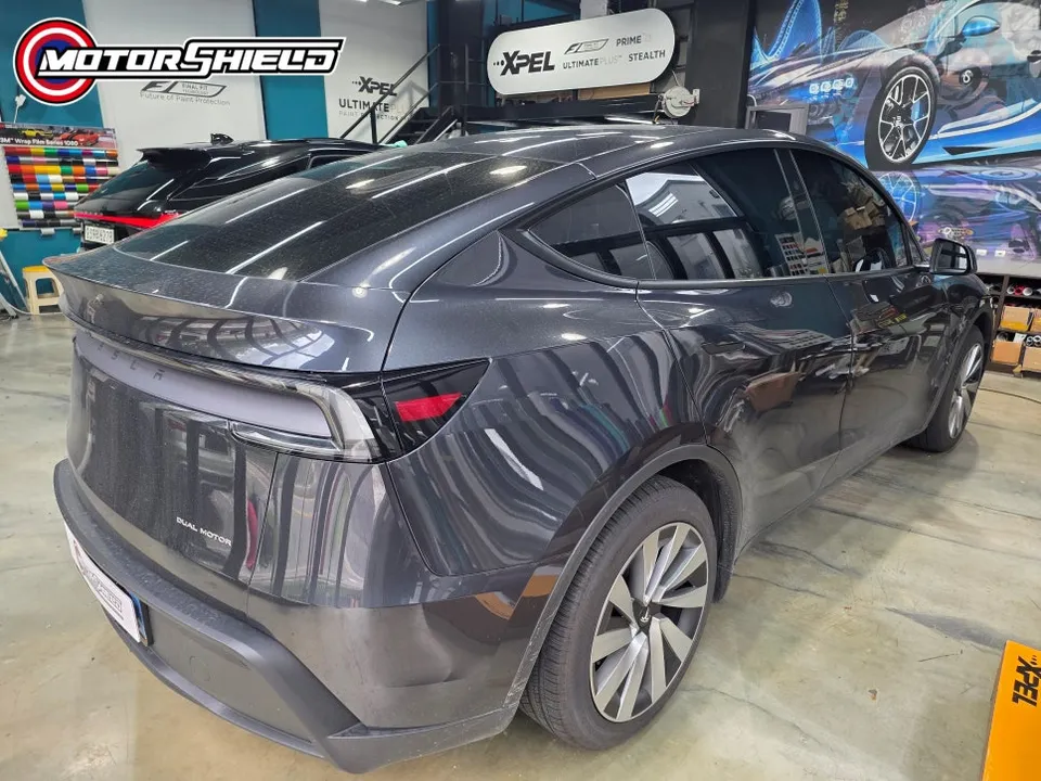 Tesla Model Yのカーラッピング事例|費用目安・仕上がり 施工写真 1-2