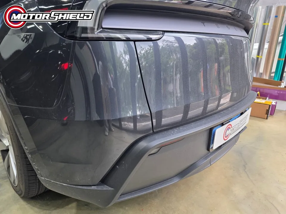 Tesla Model Yのカーラッピング事例|費用目安・仕上がり 施工写真 1-3
