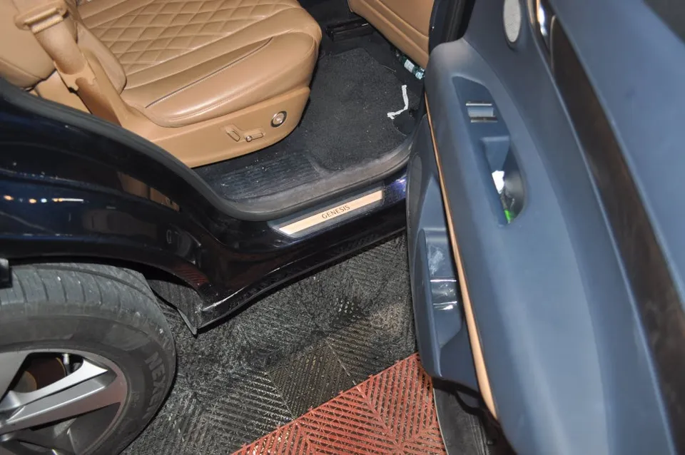 Genesis GV80のガラスコーティング事例 施工写真 3-1