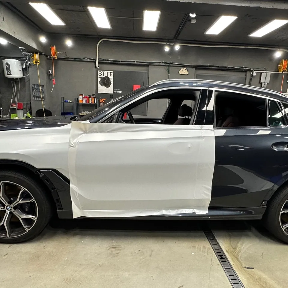 BMW X6のカーラッピング事例|マットパールホワイト 施工写真 3-1
