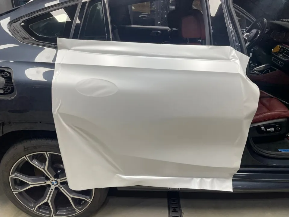 BMW X6のカーラッピング事例|マットパールホワイト 施工写真 1-2