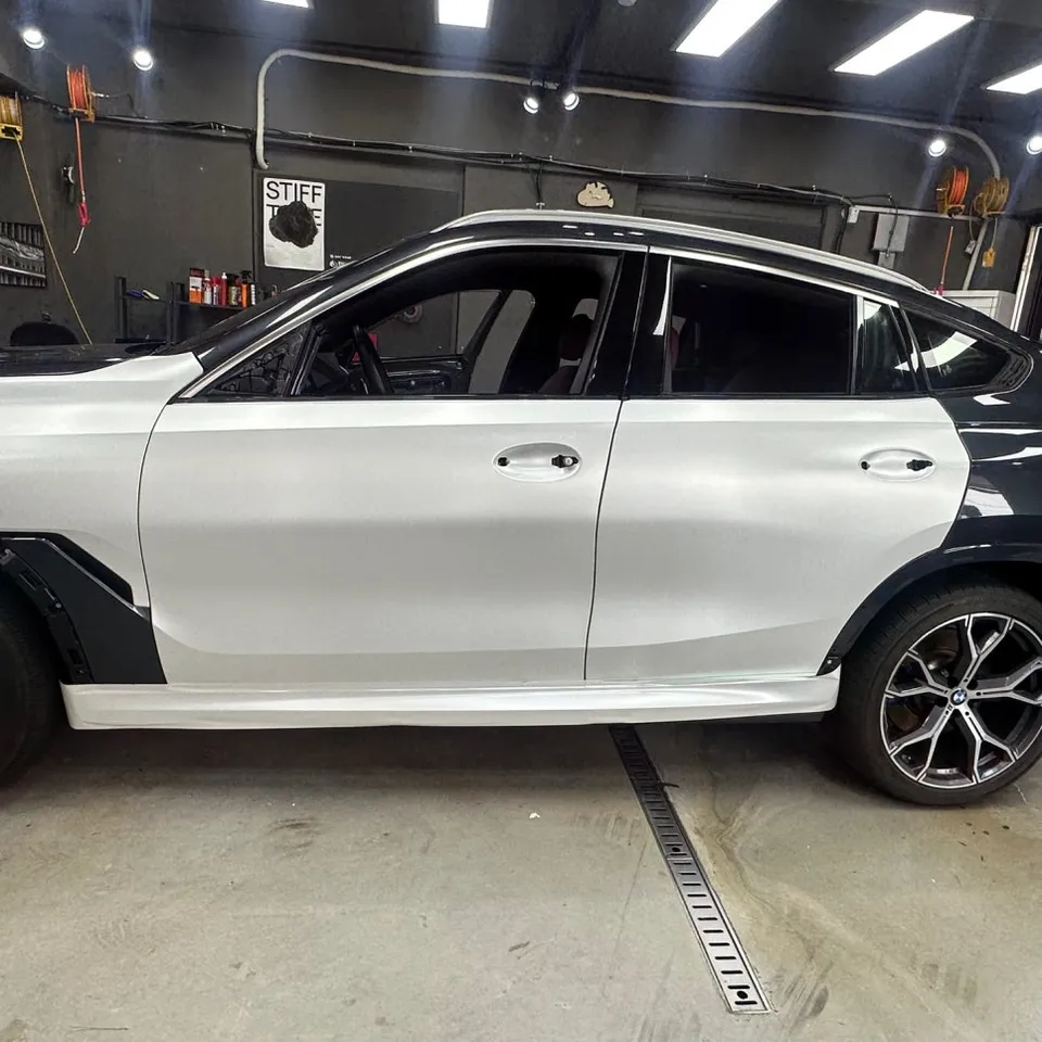 BMW X6のカーラッピング事例|マットパールホワイト 施工写真 1-3