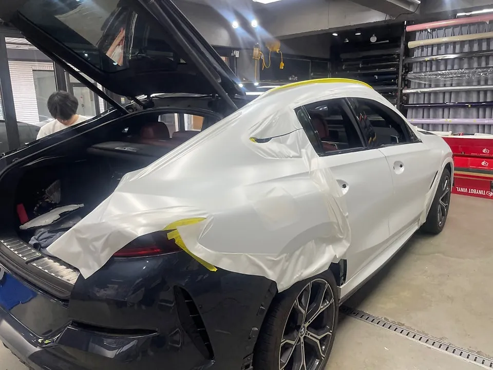 BMW X6のカーラッピング事例|マットパールホワイト 施工写真 2-3