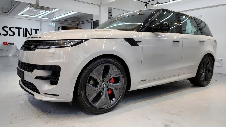 Audi RSのドラレコ取付事例｜費用目安・仕上がり 施工写真 1-1