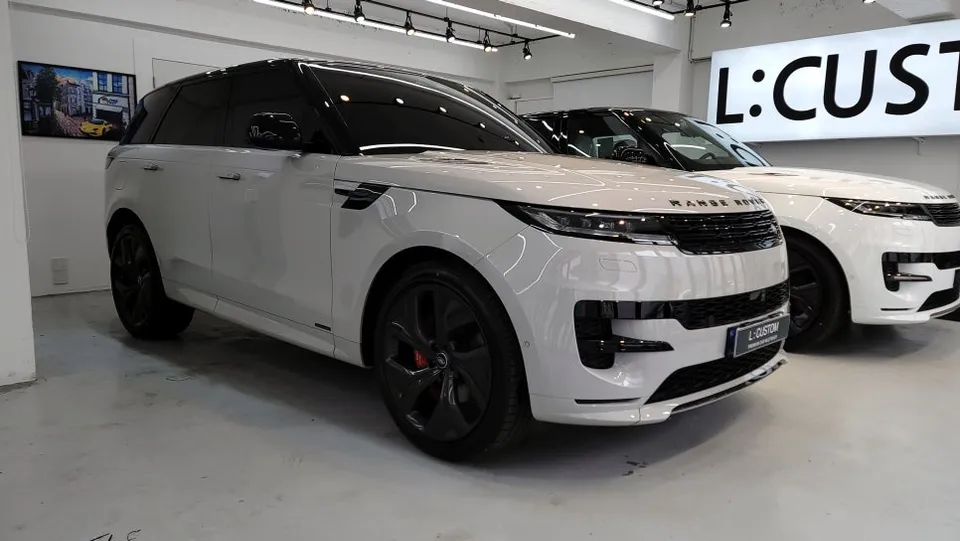 Audi RSのドラレコ取付事例｜費用目安・仕上がり 施工写真 1-3