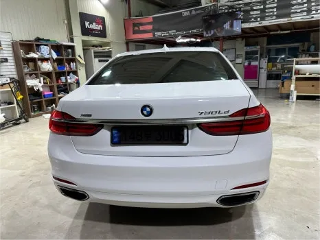BMW 7 Series G11/G12のカーラッピング事例|光沢ホワイトの高級感 施工写真 2-1