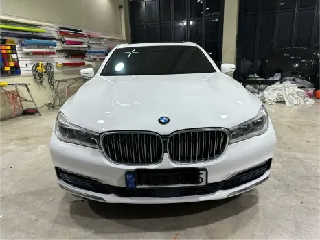 BMW 7 Series G11/G12のカーラッピング事例|光沢ホワイトの高級感 施工写真 3-1