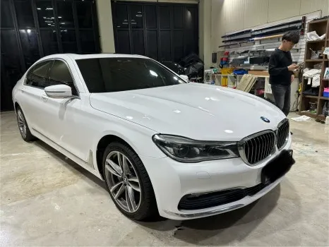 BMW 7 Series G11/G12のカーラッピング事例|光沢ホワイトの高級感 施工写真 1-2