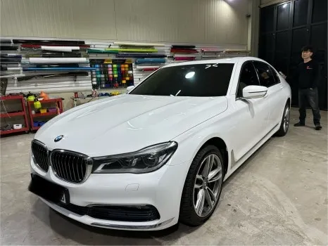BMW 7 Series G11/G12のカーラッピング事例|光沢ホワイトの高級感 施工写真 2-2