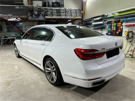 BMW 7 Series G11/G12のカーラッピング事例|光沢ホワイトの高級感 施工写真 3-2