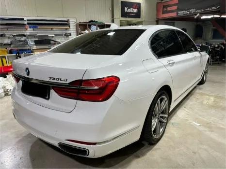BMW 7 Series G11/G12のカーラッピング事例|光沢ホワイトの高級感 施工写真 1-3