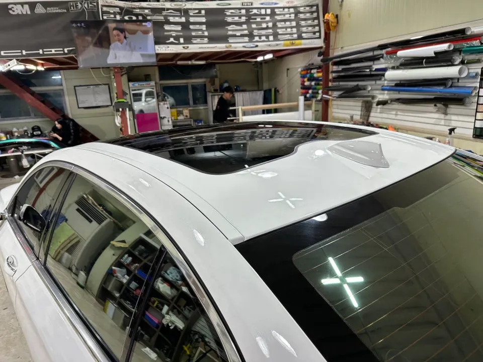 BMW 7 Series G11/G12のカーラッピング事例|光沢ホワイトの高級感 施工写真 2-3