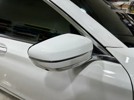 BMW 7 Series G11/G12のカーラッピング事例|光沢ホワイトの高級感 施工写真 3-3