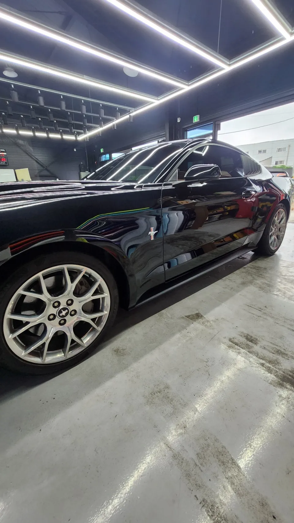 Ford Mustangのカーラッピング事例|費用目安・仕上がり 施工写真 3-1