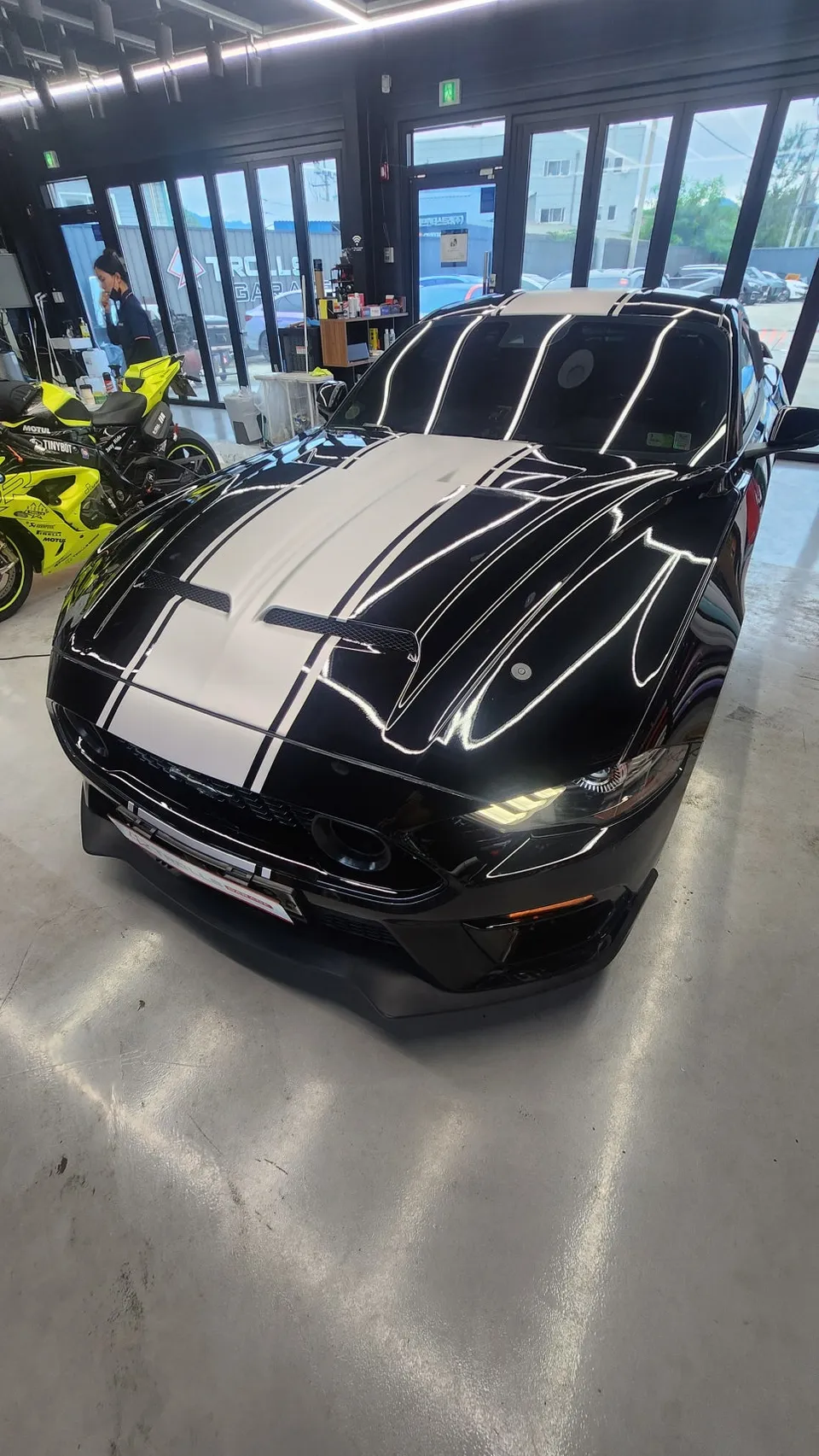 Ford Mustangのカーラッピング事例|費用目安・仕上がり 施工写真 2-3