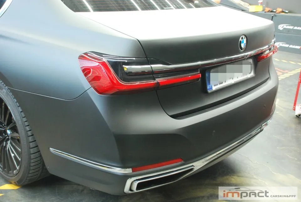 BMW 7 Seriesのカーラッピング事例|クロームブラック化 施工写真 1-2