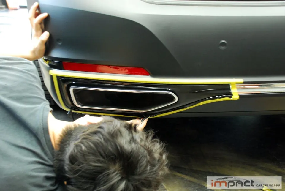 BMW 7 Seriesのカーラッピング事例|クロームブラック化 施工写真 3-2