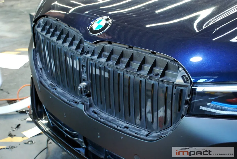 BMW 7 Seriesのカーラッピング事例|クロームブラック化 施工写真 2-3