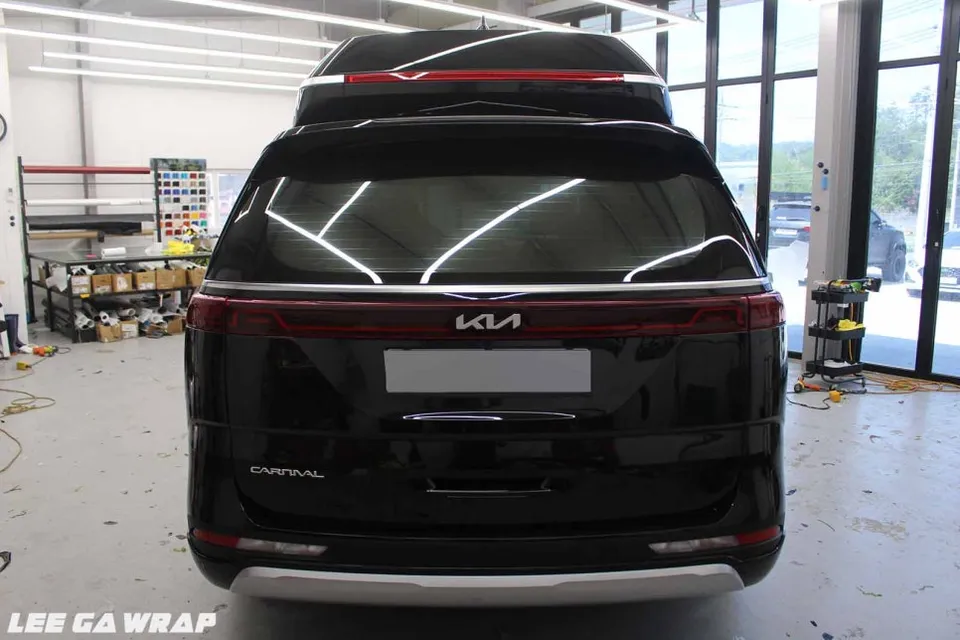 Kia Carnival Hi-Limousineのカーラッピング事例:オールブラック化 施工写真 2-1