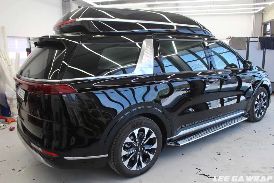 Kia Carnival Hi-Limousineのカーラッピング事例:オールブラック化 施工写真 3-1